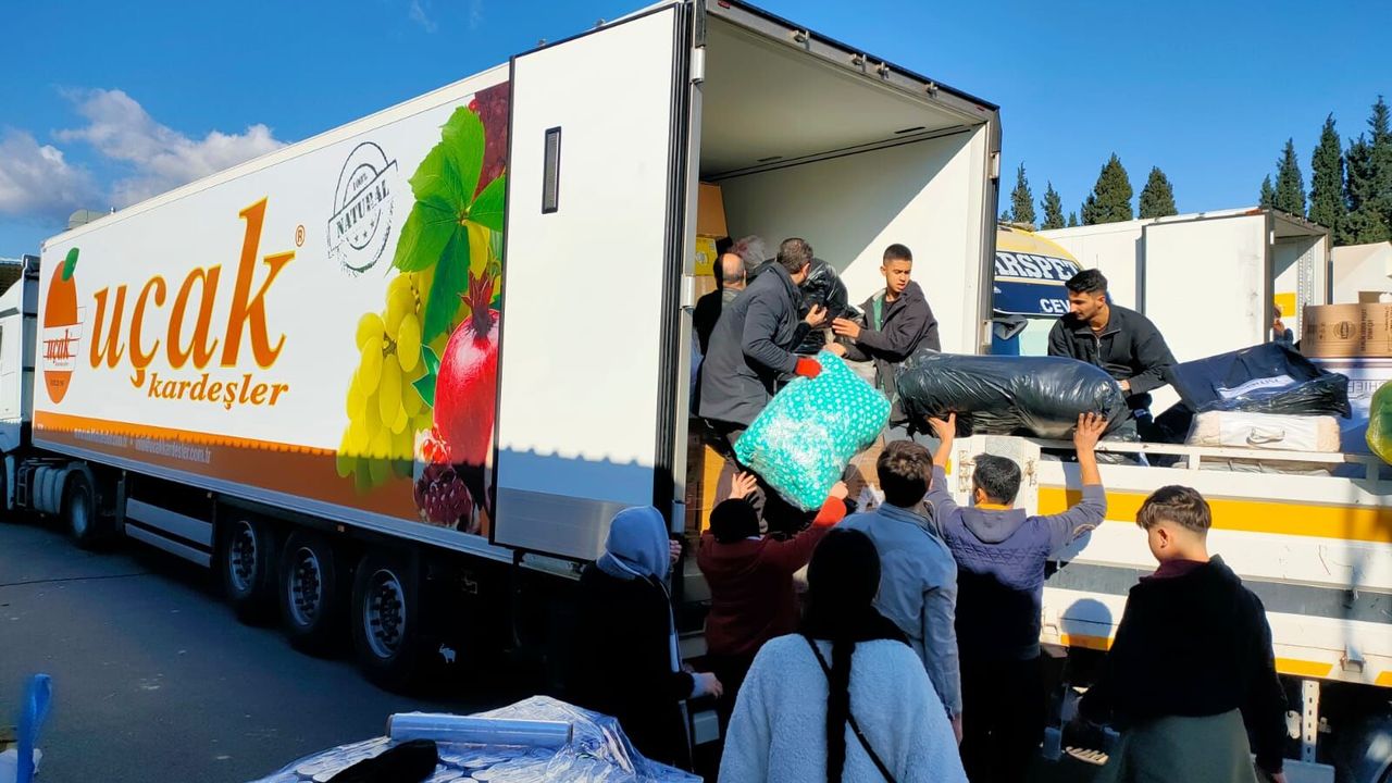YAŞ MEYVE SEBZE SEKTÖRÜ, ARAÇLARI İLE TÜRKİYE’NİN YARDIMLARINI DEPREM BÖLGESİNE TAŞIYOR