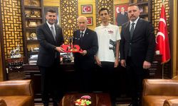 Bahçeli’ye "TÜRKHAN" insansız hava aracı (İHA) prototipi hediye edildi