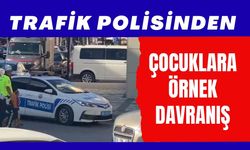 Trafik Polisinden Çocuklara Örnek Davranış