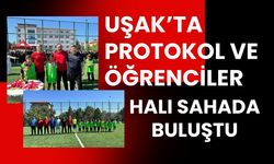Uşak’ta protokol ve öğrenciler halı sahada buluştu