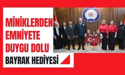 Miniklerden Emniyete Duygu Dolu Bayrak Hediyesi