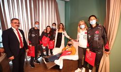 Kadın Millilerden Onkoloji Servisine Moral Ziyareti