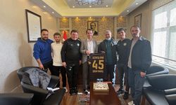 ALTINTAŞSPOR YÖNETİCİ VE FUTBOLCULARI KAYMAKAMI ZİYARET ETTİ
