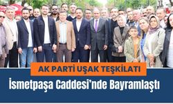 AK Parti Uşak Teşkilatı İsmetpaşa Caddesi’nde Bayramlaştı