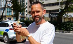Sıcakta Papağanını Kaybetti, Diğerini Şemsiyeyle Koruyor!