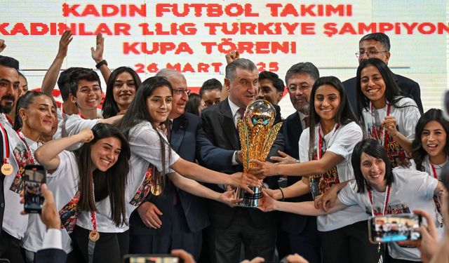 Şampiyon Yüksekova'ya Kupasını Bakanlar Güler, Bak ve Yumaklı Verdi