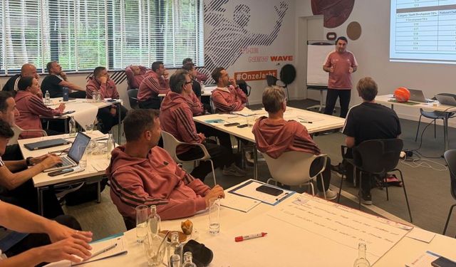 Bayraktar ve Kaya, UEFA Elit Genç Futbolcu Gelişim Semineri'ne Katıldı