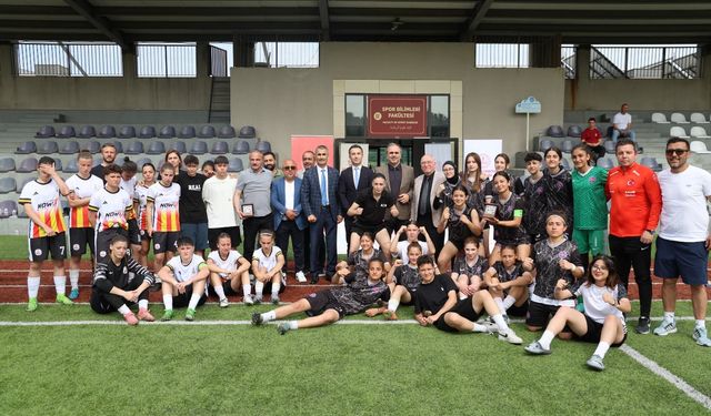 U16 İstanbul Liselerarası Kadın Futbol Kupası Sahibini Buldu