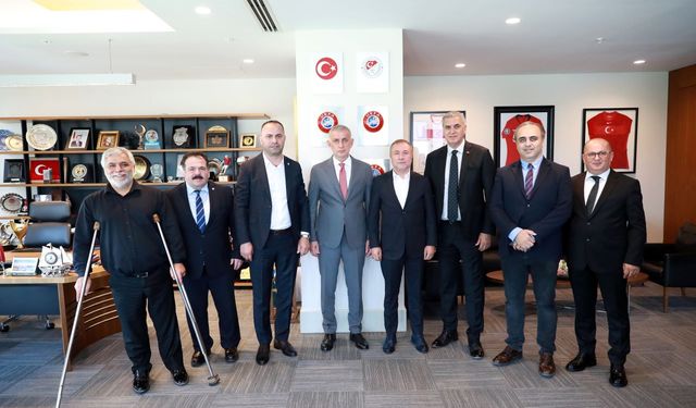 Başkan Hacıosmanoğlu, Milli Takım Forması Hediye Etti