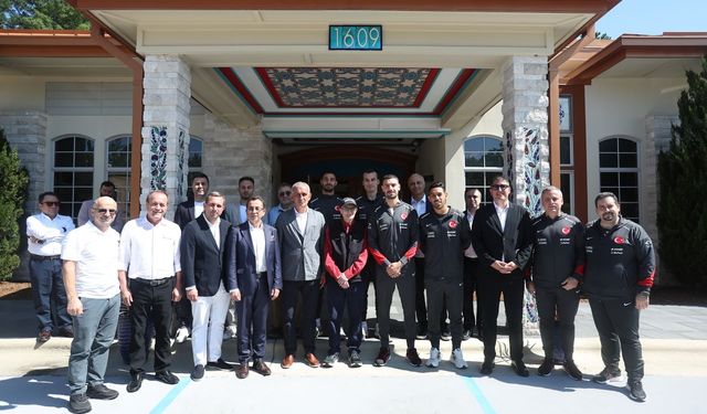 Başkan Hacıosmanoğlu ve A Millî Takım'dan Aziz Sancar'a Ziyaret