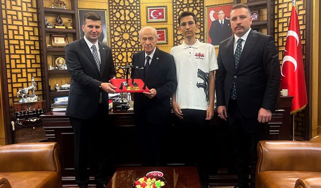 Bahçeli’ye "TÜRKHAN" insansız hava aracı (İHA) prototipi hediye edildi