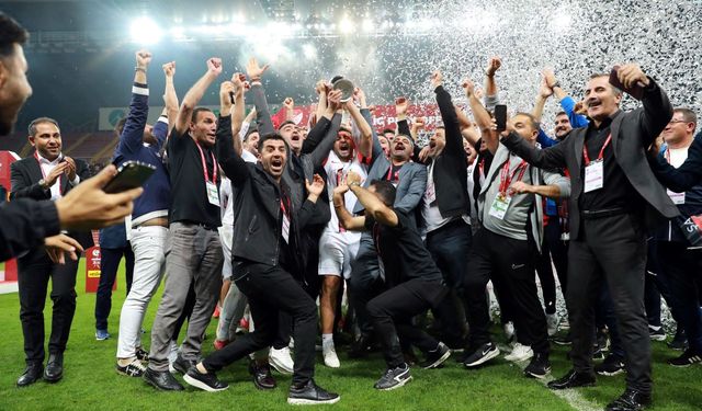Trendyol 1. Lig'e Yükselen Artı Değer Van Spor Futbol Kulübü, Kupasını Aldı