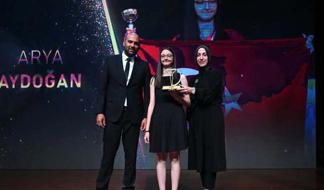 Dünya Satranç Şampiyonu Arya Aydoğan’a Ülke TV’den Gurur Ödülü