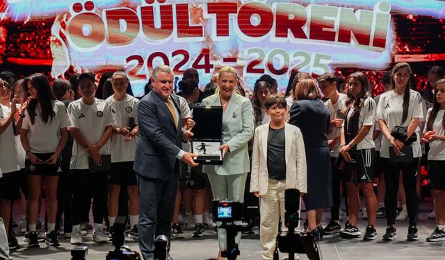 Necla Güngör Kıragası'na Kristal Emek ve Onur Ödülü