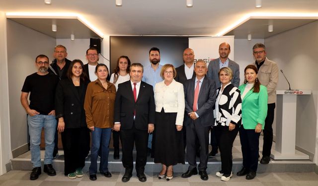 İlk Protokol Dersi Babaanneden ‘Kalkacağın Yere Oturma’