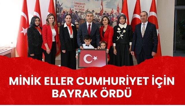 Minik Eller Cumhuriyet İçin Bayrak Ördü
