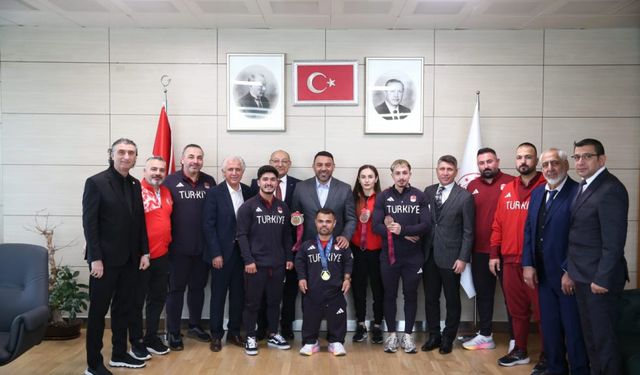 Hamza Yerlikaya, Dünya Şampiyonu Haltercileri Ağırladı