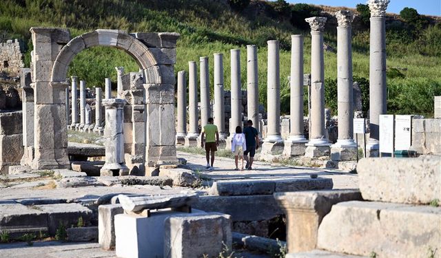 Antalya Rekor Kırdı: Ekimde 2,2 Milyon Turist Ağırladı