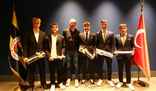 Fenerbahçe Akademide 5 Genç Futbolcuya İmza Attırdı