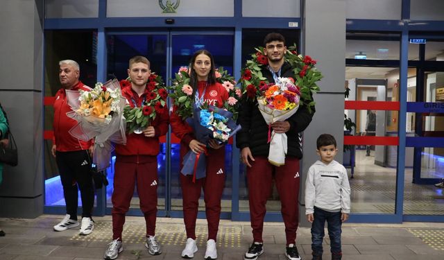Avrupa’dan Dönen Milli Boksörler Coşkuyla Karşılandı