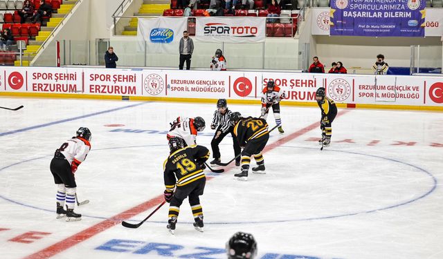 Üniversiteler Erzurum’da Buz Hokeyinde Kıyasıya Yarışıyor
