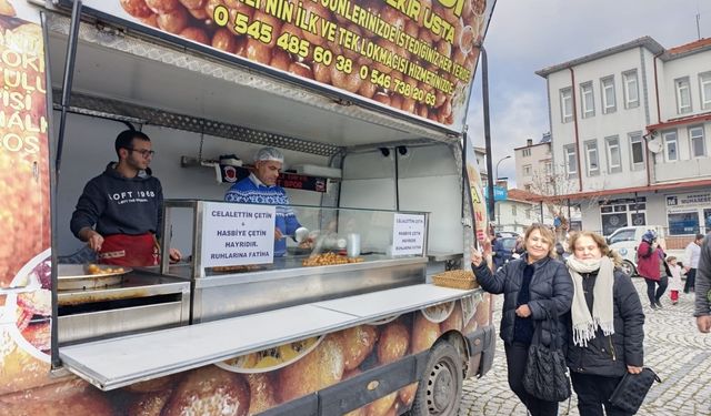 EMEKLİ ÖĞRETMEN EMEL UYSAL 1000 KİŞİLİK LOKMA DÖKTÜRDÜ