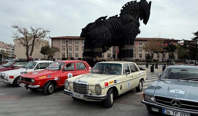Klasik Otomobiller Çanakkale’de Rüzgar Gibi Esti