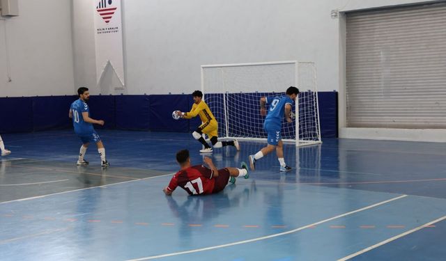 Üniversiteler Sahada 98 Takım Futsalda Yarışıyor