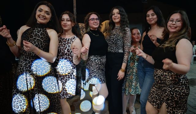 Leopar Gecesinde Bayrak Mesajı: “Bayrak Bizim Şerefimiz”