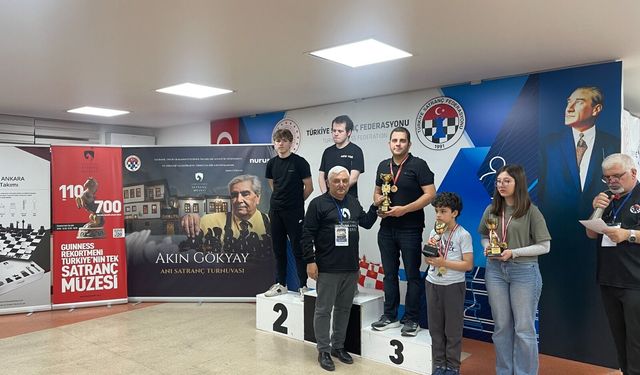 Akın Gökyay Anısına Düzenlenen Satranç Turnuvası Sona Erdi