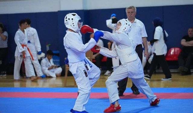 Hayrettin Hamurcu, İstanbul’daki Karate Şampiyonasında Sporcularla Buluştu