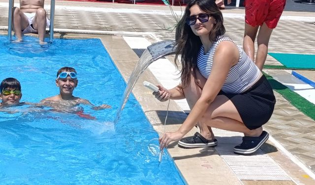 AŞIRI SICAKTAN BUNALAN SALİHLİ’LER TATİL KÖYÜNÜN HAVUZUNA KOŞTU