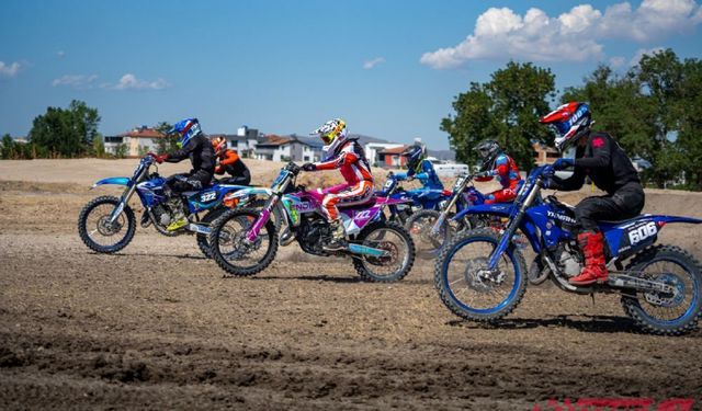 Gönen'de Motokros Heyecanı Zirve Yaptı! 118 Sporcu Kıyasıya Yarıştı