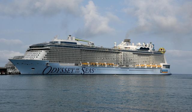 Kuşadası'na Kruvaziyer Akını! 1 Günde 9 Bin 300 Turist Geldi