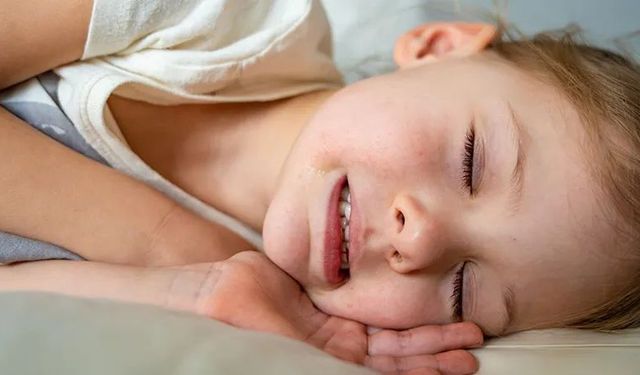 Sabah Çene Ağrısıyla Uyanıyorsanız Dikkat: Uykuda Fark Etmeden Yapılıyor Olabilir