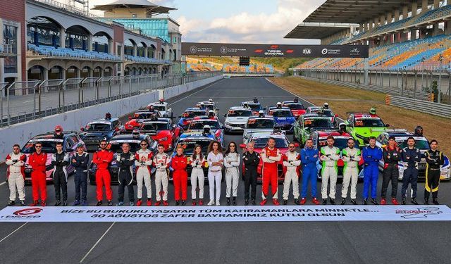 İstanbul Park'ta Zafer Kupası Heyecanı: 12 Bin Seyirci Yarışları Takip Etti