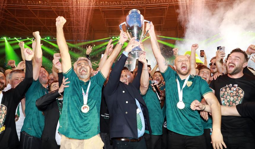 Trendyol Süper Lig'e Yükselen Kocaelispor, Kupasını Aldı