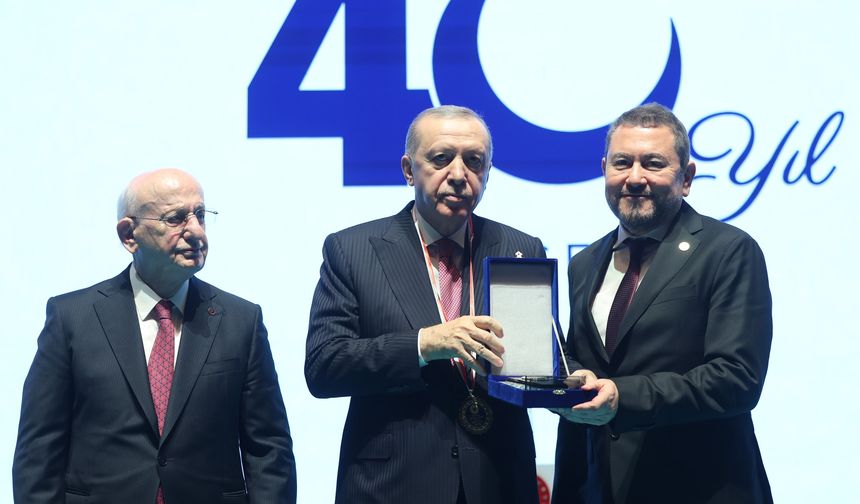 Erdoğan’dan İzmirli İş İnsanı Nazım Torbaoğlu’na Plaket