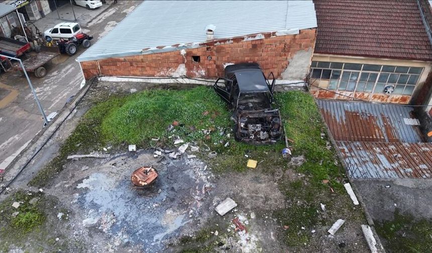 Tamir İçin Çıktıkları Çatıda Hurda Otomobille Karşılaştılar