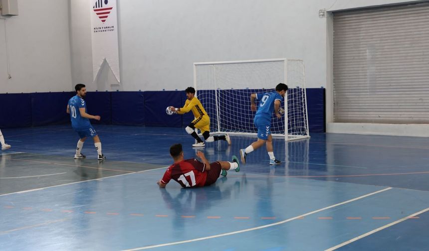 Üniversiteler Sahada 98 Takım Futsalda Yarışıyor