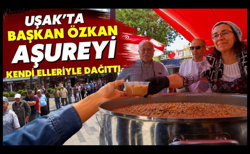 Uşak'ta Başkan Özkan Aşureyi Kendi Elleriyle Dağıttı