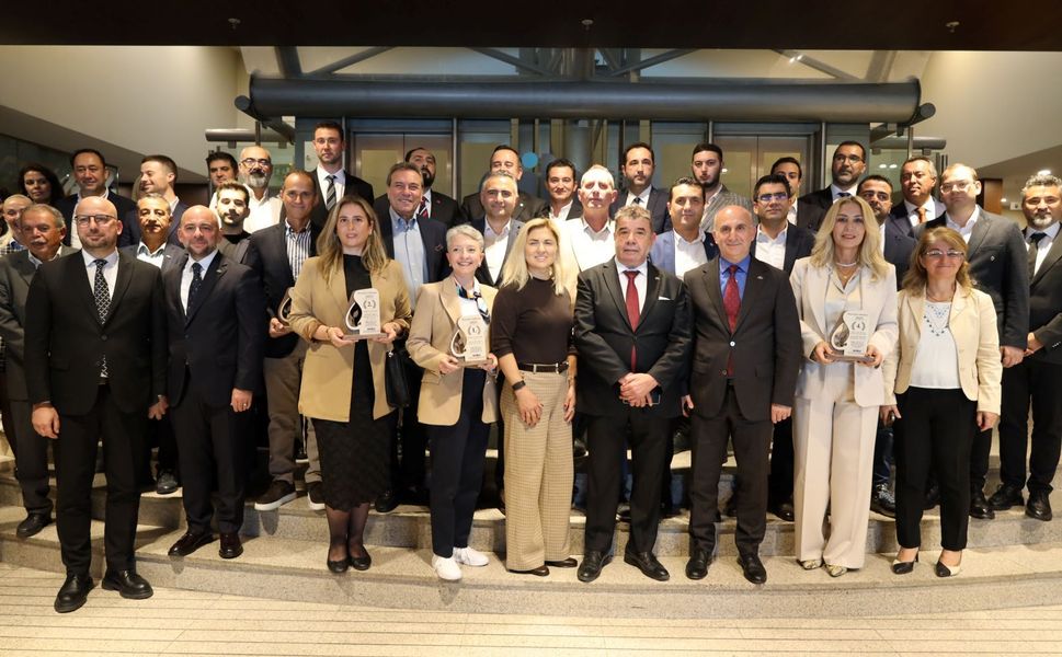 Ege'de İhracatın Yıldızları Belli Oldu! 20 Firmaya Ödül Verildi
