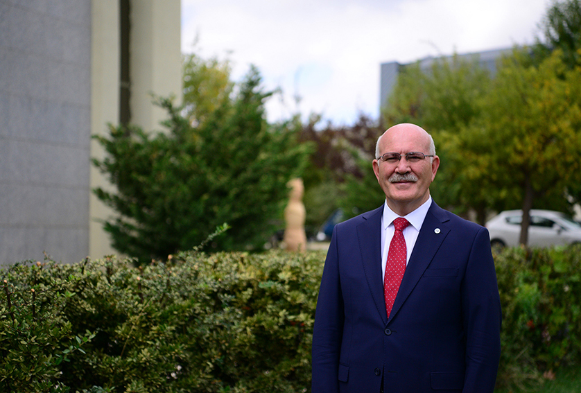 Rektör Ekrem Savaş