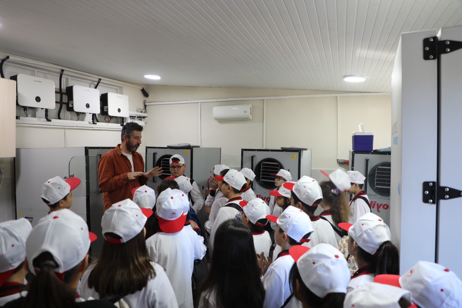 573548193 122182353566544242 6116138943968443969 N