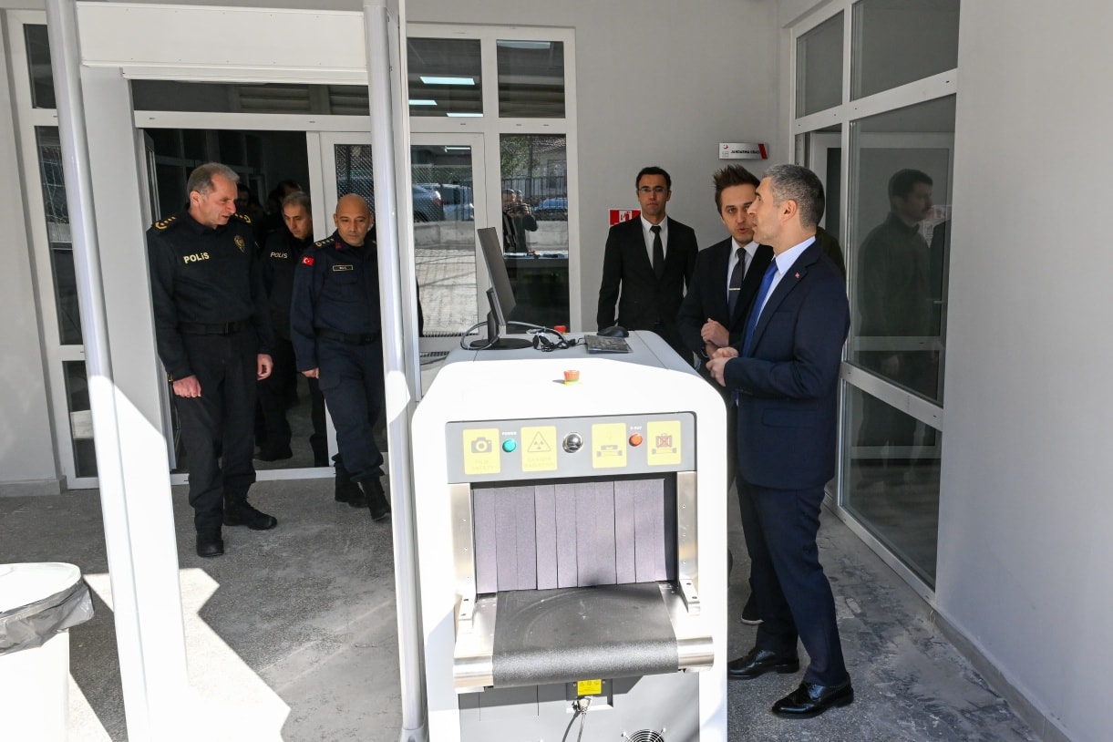 576614494 1139640428340158 8981940276856287104 N