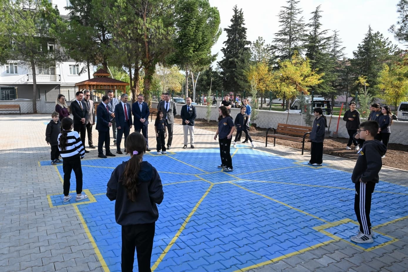 577922760 1141313608172840 8190349671533335698 N