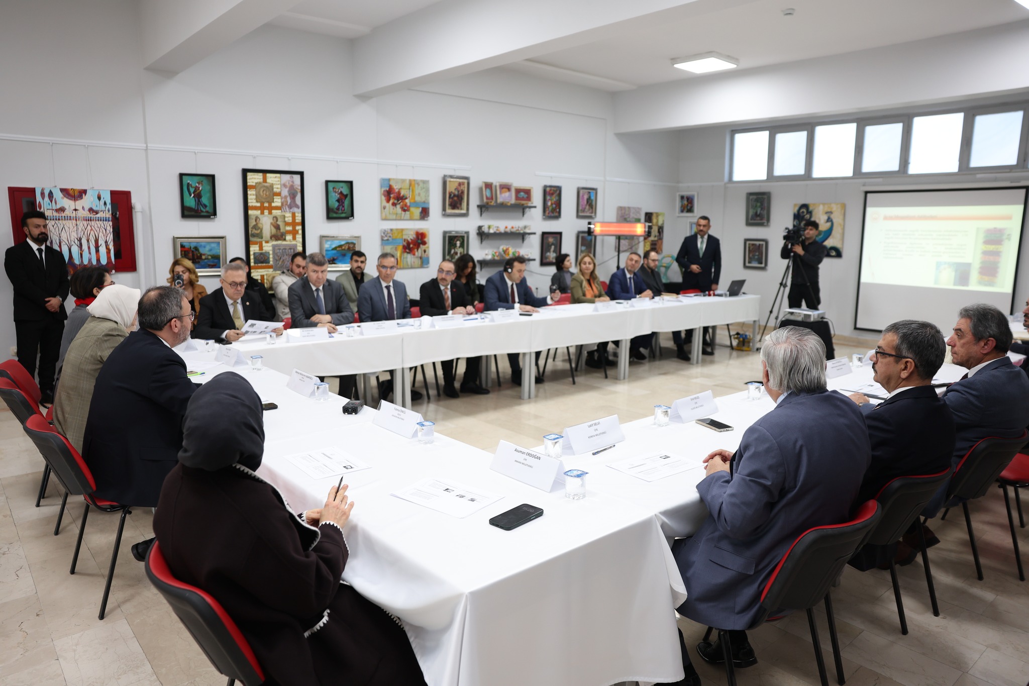 598484923 25558543683740352 2888279142217624837 N