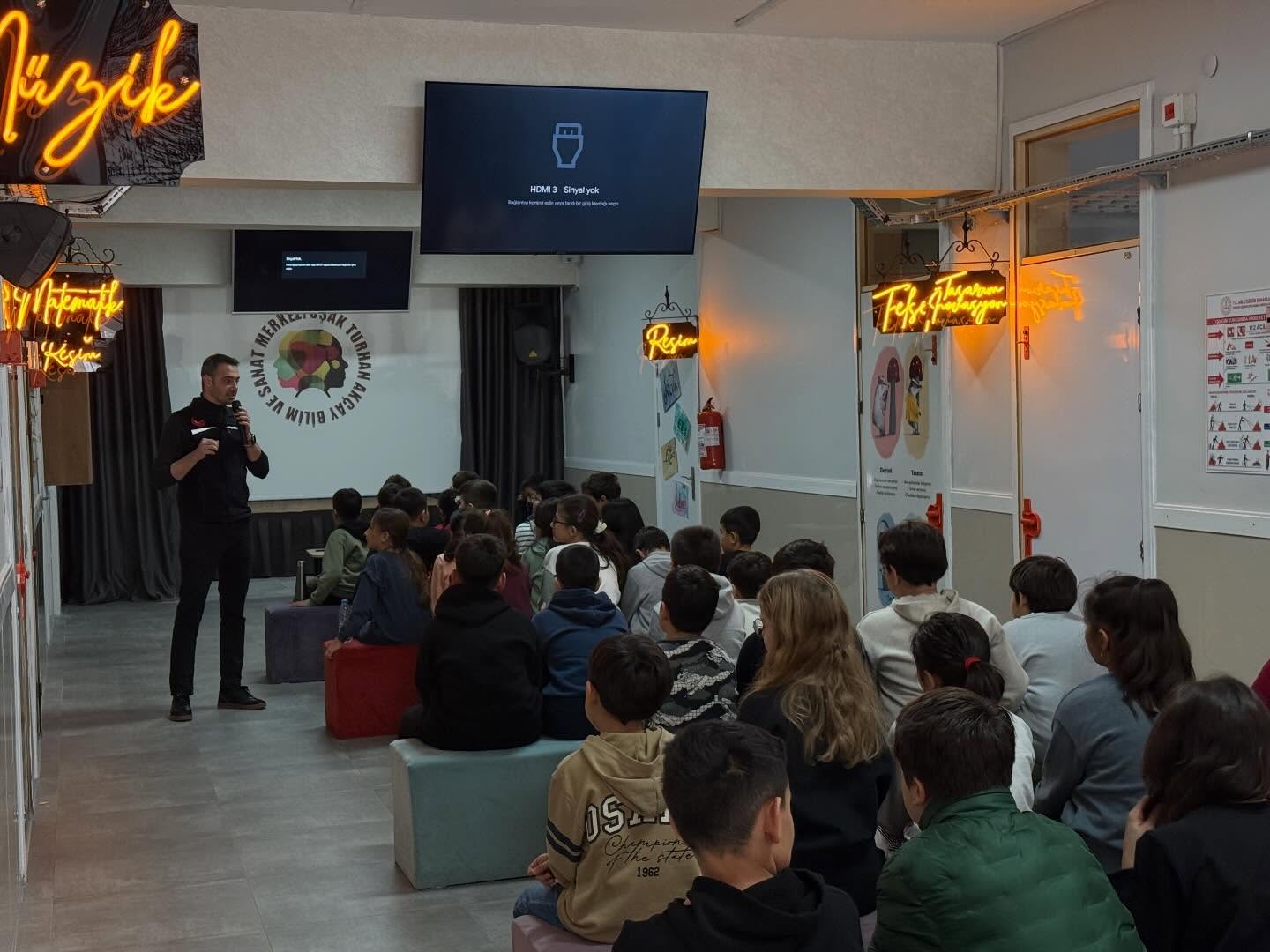 607422179 18098043373803986 1437685293961001261 N