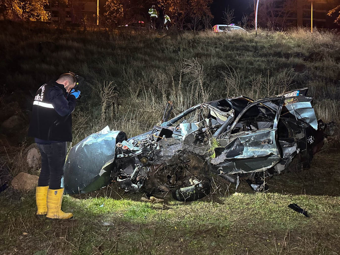 A A 20251206 39904684 39904680 U S A K T A S A R A M P O L E D E V R I L E N O T O M O B I L D E K I 2 K I S I O L D U 1 K I S I Y A R A L A N D I