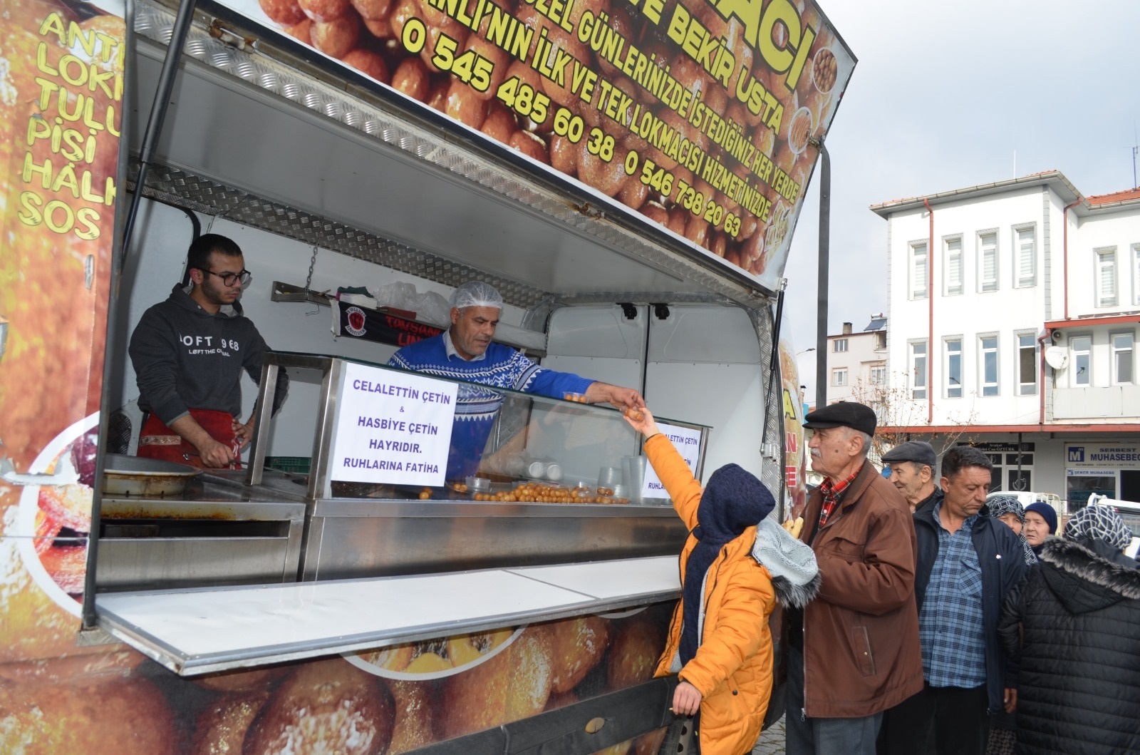 Emekli̇ Öğretmen Emel Uysal 1000 Ki̇şi̇li̇k Lokma Döktürdü 2